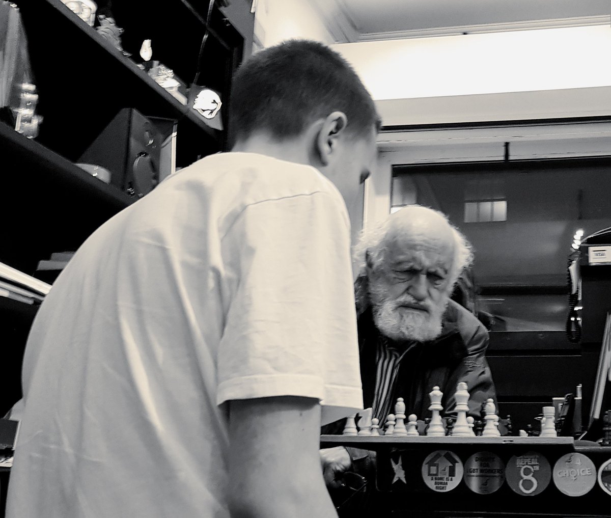 dubliner24's tweet photo. a game of chess
#match #chess #board #game #ConnollyBooks #TempleBar #Dublin #Dublin2 #streetphotography #candid #photography #greyscale #monochrome https://t.co/zxOu5GWbK3