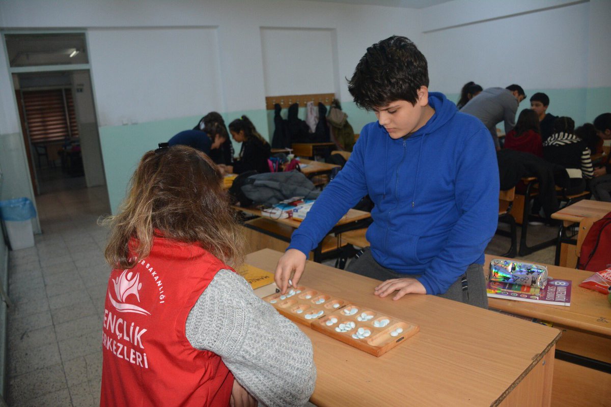 Gençlik merkezi ailesi olarak bugün de  zeka ve strateji oyunu olan Mangala’yı öğretmek için gençlerimize misafir olduk. 
Yoğun bir ilgi ve merakı olan gençlerimizle mangala oynadık, eğlenceli zamanlar geçirdik. 

#MerkezimHerYerde
#GSBGM
#GSBKozluGençlikMerkezi