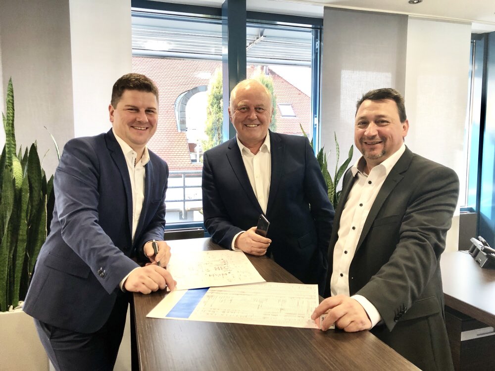 dzbank's tweet photo. Der regelmäßige Austausch mit meinen beiden Vorstandskollegen @HansJoerg_Meier und Marco Feit ist das A und O – gerade besprechen wir die letzten Details für die Jubiläums-Gala heute
#TwitterTakeover @Volksbank_Buehl @claus_preiss #DZBANK #Jubiläum #150Jahre #AusLiebezurRegion https://t.co/GzrB87hHm2