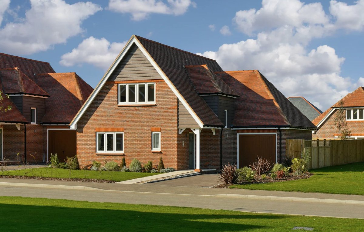 Oakford_Homes's tweet image. Looking to downsize? A 2-bedroom home, The Brooklime, offers thoughtful design in a desirable location. Call today to view our show home, open daily 10-5. 01798 813071 or email thakeham@oakfordhomes.co.uk bit.ly/2ct7hTu
#sussex #westsussex #downsizers #newhomes