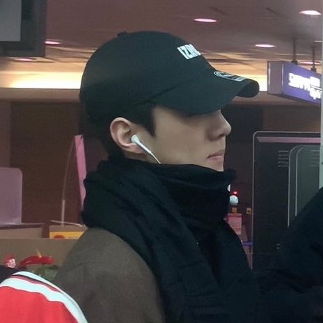 TheEggsos's tweet photo. when your parents are arguing in front of you https://t.co/sBcYz6ncZl