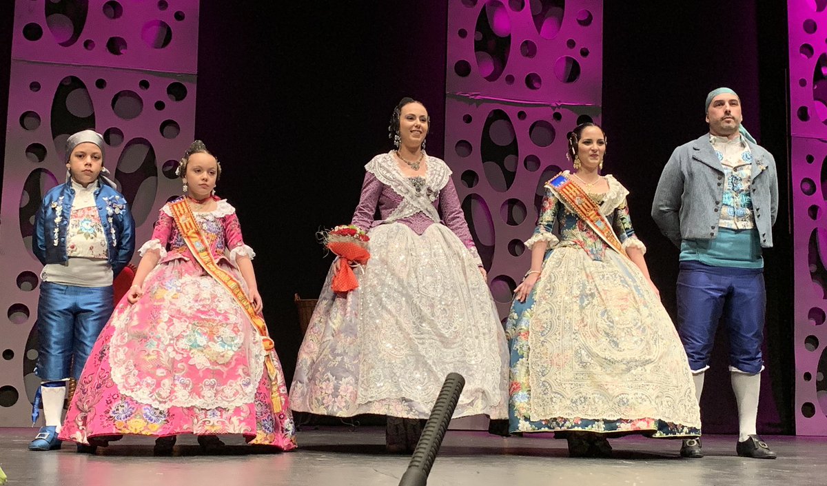 JLFXATIVA's tweet photo. Dissabte passat, Laura Martí i Sanz, FM de Xàtiva, i la cort d’honor van assistir a la presentació de la @FallaRaval presenciant l’exaltació de Mar Marzal i Sarrión com a FM, i Cynthia Villanueva i Navarro com a FMI de la comissió, a les que van rendir homenatge. Enhorabona! https://t.co/PUpdkKrfHZ