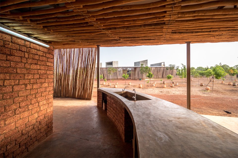 fuergando's tweet image. In Koudougou, Burkina Faso, we completed the Lycée Schorge’s kitchen extension. This new kitchen allows for the students’ lunches to be prepared on site and gives them more space to enjoy their breaks in the shade.
 
Picture credit: Andrea Maretto / Kéré Architecture