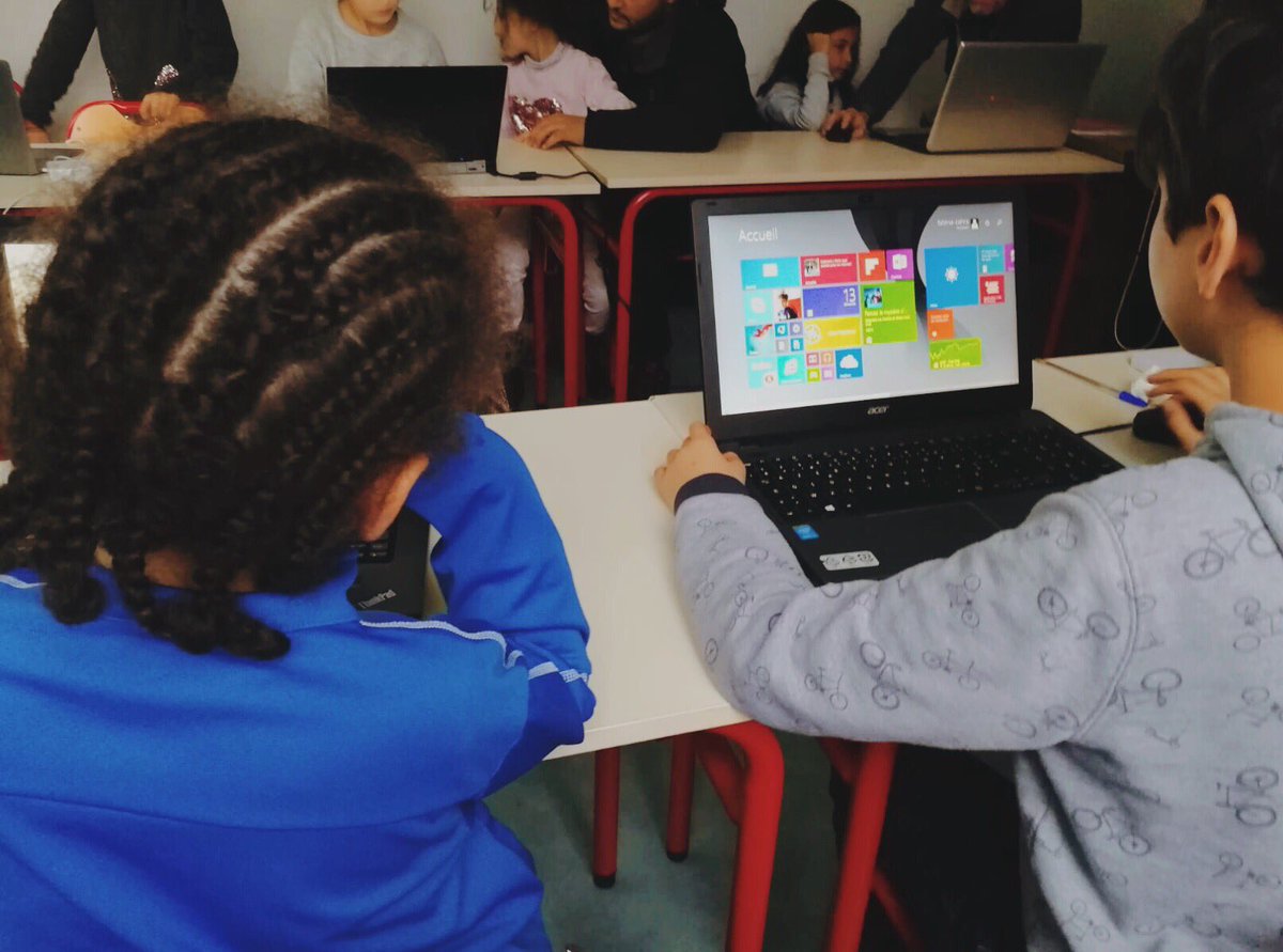 LesZalphabus's tweet image. En janvier chez les Zalphabus, c’est le mois du cinéma ! Hicham anime l’atelier de programmation informatique en respectant le thème : les enfants ont programmé un petit scénario d’une minute environ sur Scratch ! #atelierenfant #programmationinformatique #scratch #atelierpapas