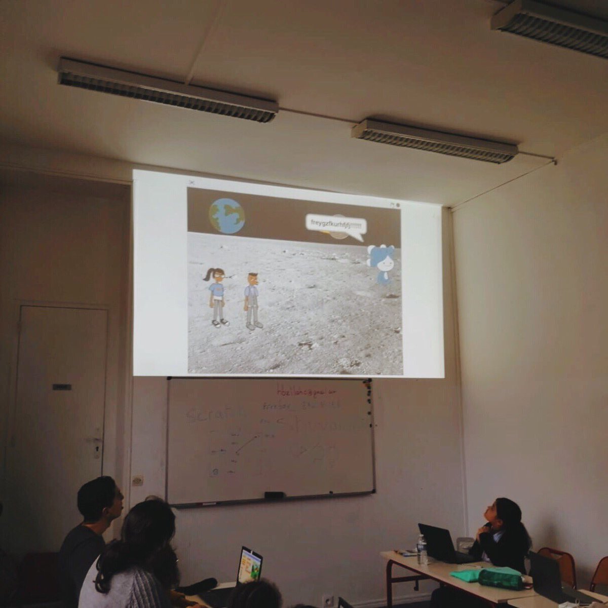 LesZalphabus's tweet image. En janvier chez les Zalphabus, c’est le mois du cinéma ! Hicham anime l’atelier de programmation informatique en respectant le thème : les enfants ont programmé un petit scénario d’une minute environ sur Scratch ! #atelierenfant #programmationinformatique #scratch #atelierpapas