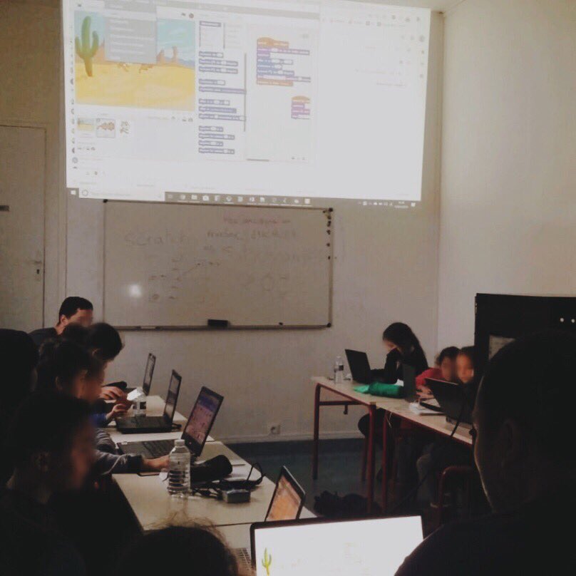 LesZalphabus's tweet image. En janvier chez les Zalphabus, c’est le mois du cinéma ! Hicham anime l’atelier de programmation informatique en respectant le thème : les enfants ont programmé un petit scénario d’une minute environ sur Scratch ! #atelierenfant #programmationinformatique #scratch #atelierpapas