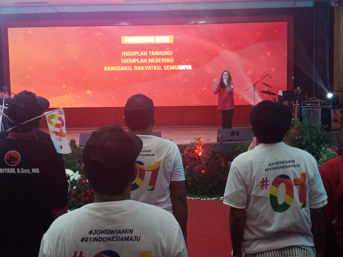 Sebelum acara Debat Capres-Cawapres 2019, Relawan Joko Widodo-Ma'ruf Amin menyanyikan Lagu Kebangsaan Indonesia Raya di Aula Panti Marhaen.
 Hestek :

#JokowiAminMenangDebat