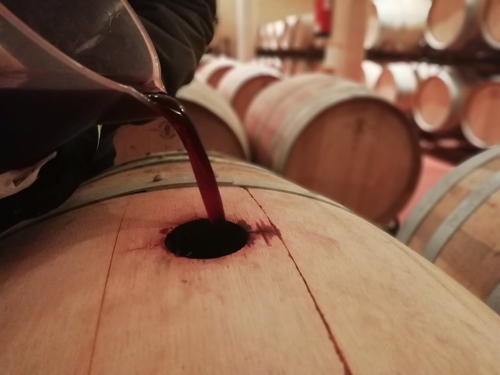 Rellenamos nuestras barricas de los vinos en crianza para que se mantenga en óptimas condiciones. #haciendaalbae #cabernetsauvignon #winemakers