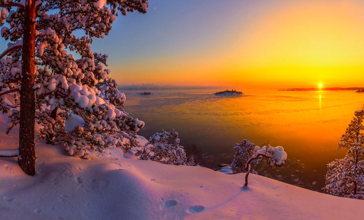 Frosty sunset on Lake Ladoga. ❄️🌥️✨
Photo by Pavel Vaschenkov.
#January #landscapesRussia #Ladoga