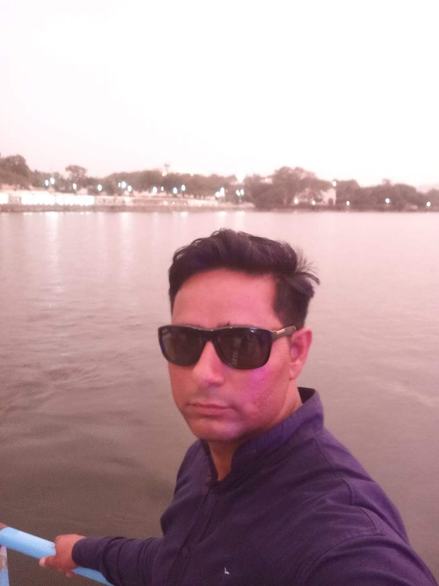Subhash18455889's tweet photo. चलो अच्छा हुआ कि शाम ही तन्हा गुज़री
मिल के बिछड़ते तो रात कटनी मुश्किल होती
            🇮🇳   गोदारा   🇮🇳 https://t.co/4ZUNfTvBU2
