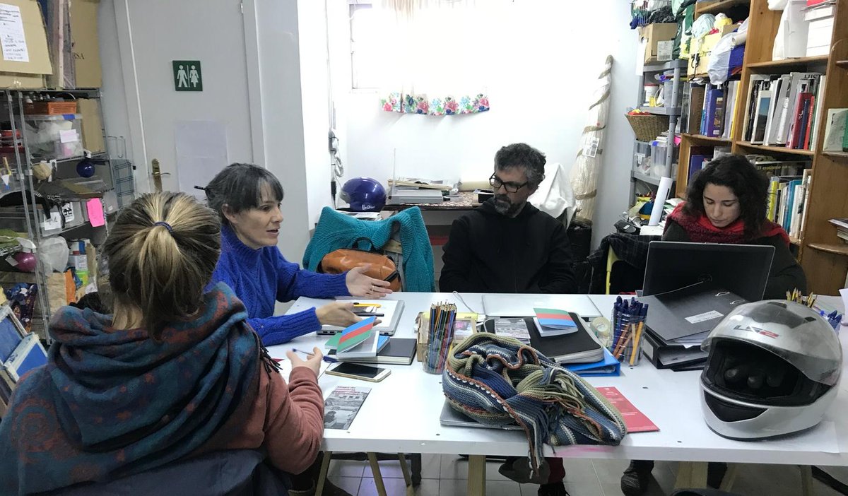 ComunitariesBCN's tweet photo. "Més que un espai físic ben definit, #KerasButi és una aposta descentralitzada per poder formar-se, autoabastir-se, treballar i gaudir de la cultura tenint en compte la cosmologia de la #gitanitat a l'#Hospitalet
💡Llegeix l'article de l'Escola Popular 👉https://t.co/v4mrVR8Pjr https://t.co/SLqpxnLC2F