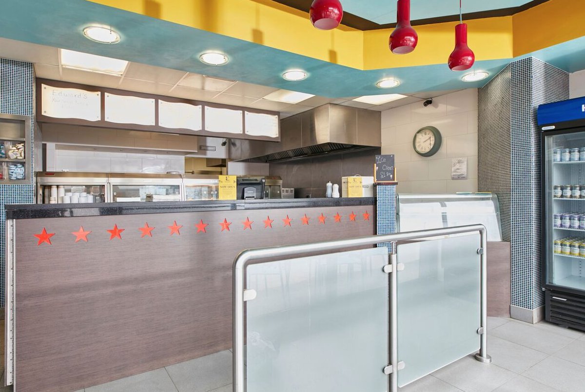 EdwardsKitchen's tweet photo. Just a reminder we are open until 8:30pm tonight serving good, #local food! #business #fishandchips https://t.co/R2oyUT4BuZ
