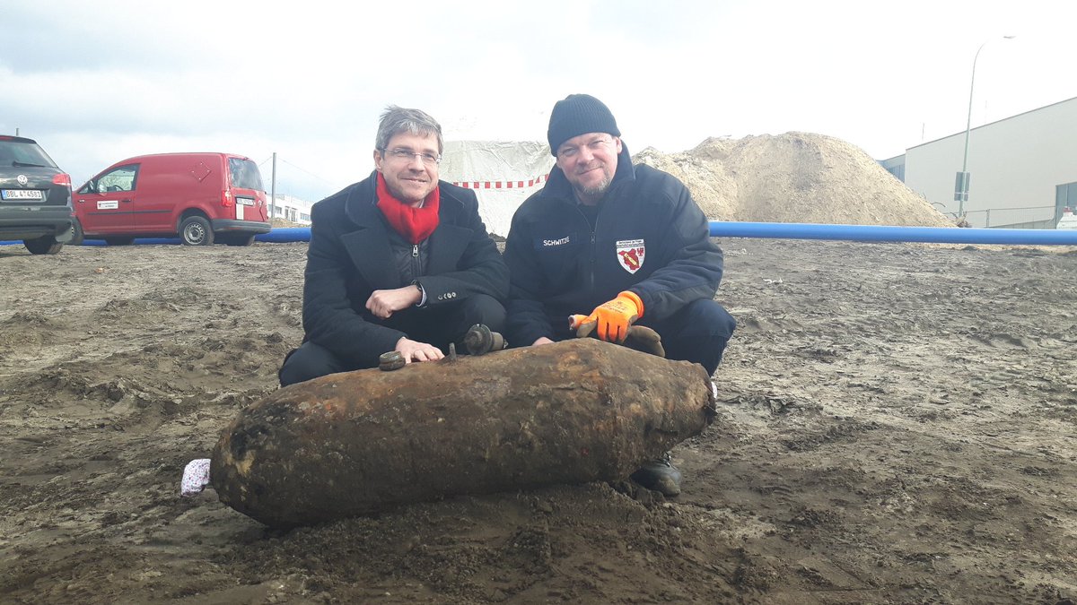 LH_Potsdam's tweet photo. So sieht sie aus, die heute entschärfte Weltkriegsbombe in #Potsdam. 250 kg schwer, US-amerikanische Bauart, entschärft von Mike Schwitzke. Mehr als 400 Einsatzkräfte waren bei der #Bombenentschärfung vor Ort. Es war die 194. Weltkriegsbombe in Potsdam seit 1990. https://t.co/29aPd5bx54