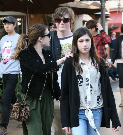 GracelynnRo's tweet photo. Contrary to popular belief I’m not the daughter of @EmlynnRoss and @Ross94Tate I’m Em’s little sister lol  also have this old pic https://t.co/D2P4HNwKrZ
