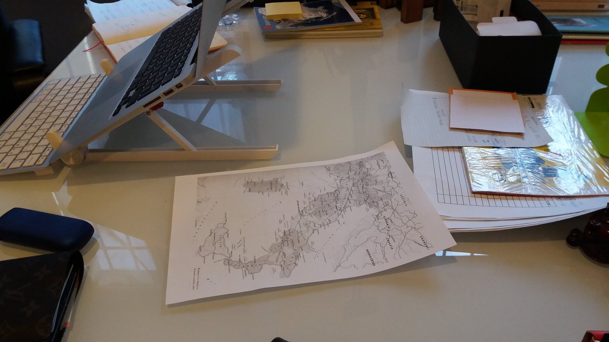 Piccoli scorci di vita redazionale: la scrivania in cui <a href="/albertibba/">Alberto Ibba</a>, cartina geografica alla mano, sta pianificando la conquista militare dell'Italia.