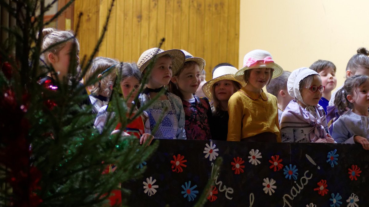 EcoleBiche's tweet photo. Les élèves des classes de CP et CE1 de l'école de La Chapelle Biche, ont commémoré l'armistice de la Guerre 1914 - 1918. Ils se sont produits, Vendredi 11 Janvier 2019, pour une représentation théâtrale. Les parents, grand parents et ainés de la commune ont beaucoup apprécié. https://t.co/xHw8ZVTsVj