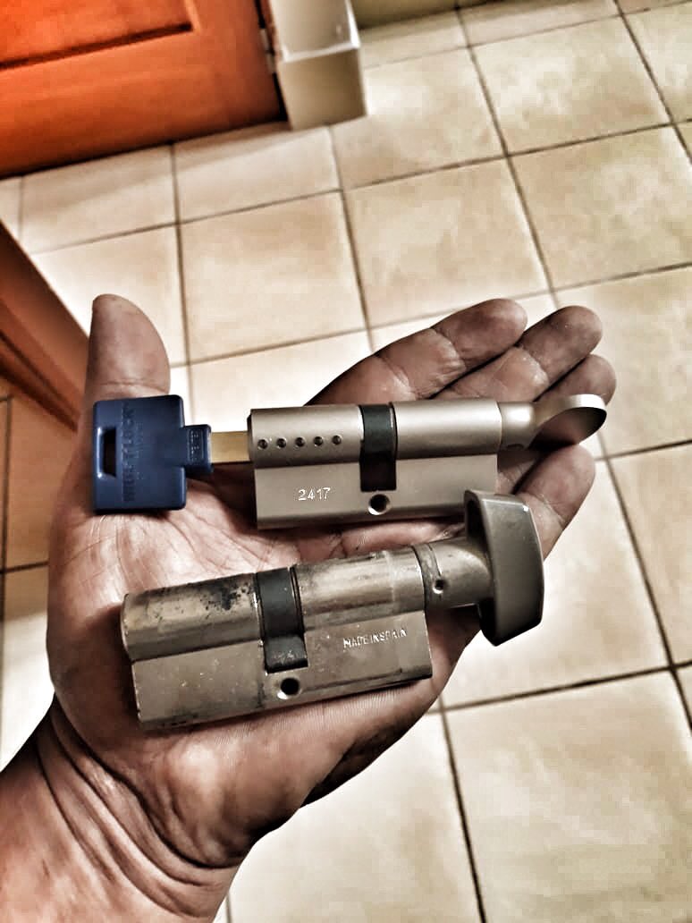 Csantc's tweet photo. RT @magnoliapty: CAMBIO DE CILINDRO POR CILINDRO MUL-T-LOCK ... A veces no te entregan tu casa con el mejor cilindro, cámbialo por uno que realmente te haga sentir seguro. #MulTLock #MulTLockPanamá #TallerMagnolia #Cerrajeros #CerrajeríaMagnolia #Cerraje… https://t.co/Jf3dhsRee6