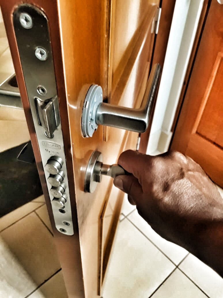 Csantc's tweet photo. RT @magnoliapty: CAMBIO DE CILINDRO POR CILINDRO MUL-T-LOCK ... A veces no te entregan tu casa con el mejor cilindro, cámbialo por uno que realmente te haga sentir seguro. #MulTLock #MulTLockPanamá #TallerMagnolia #Cerrajeros #CerrajeríaMagnolia #Cerraje… https://t.co/Jf3dhsRee6