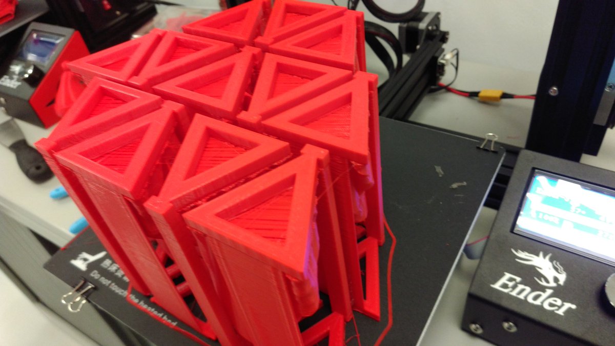 profesorcci's tweet photo. Tras mas de 27horas de #impresion3D ya tenemos los soportes #programasdidacticos #estoyenIBERCAJAClip @IbercajaSocial https://t.co/zW8y33bIOZ
