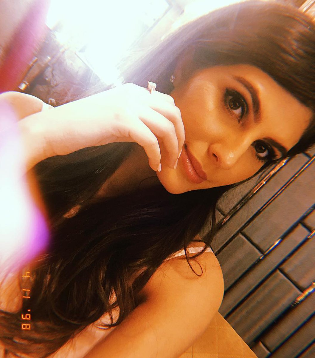 Bathroom Selfies... Big Eyes... Looking for you 💕