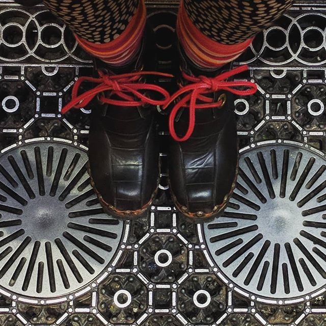 jackieloveclogs's tweet photo. Can't resist a patterned floor!
#seepodclogboots  #redlaces #metalwork #interior #nationalgallery #lookingdown #handmade #clogs #designermaker #craft #traditionalcraft @jackielovesclogs #jackielovesclogs #cloglove #clogmaker #cloglife #happyfeet #woodenc… https://t.co/O3LIXgJ9D3 https://t.co/tiujaCWiSb