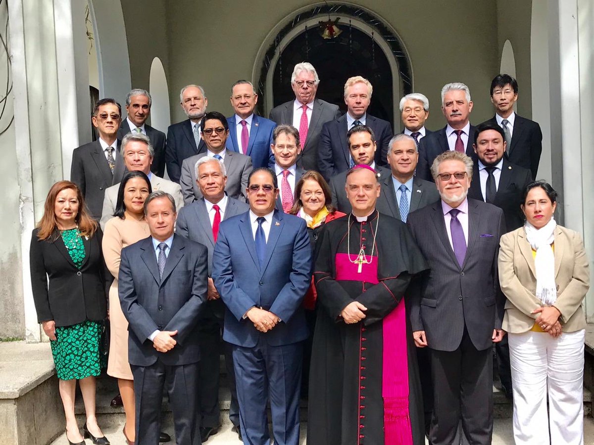 ElicFernandez's tweet photo. Agradezco infinitamente este RECONOCIMIENTO ESPECIAL del que he sido objeto por parte de todos mis colegas embajadores acreditados en Guatemala. A todo el Cuerpo Diplomático mi amistad y gratitud eterna.
@ElicFernandez @DaniloMedina @MIREXRD @MiguelVargasM https://t.co/Pz8G9heZu8