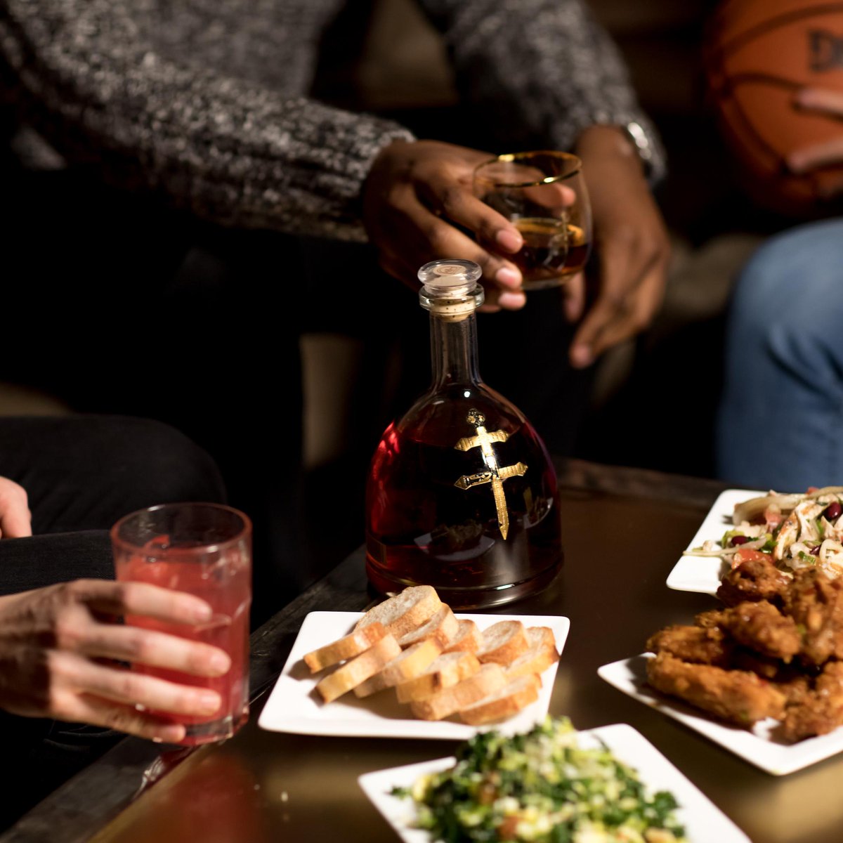 the4040club's tweet photo. Pull up to The 40/40 Club for Thursday Night basketball and delight in your favorite wings, sliders and #SignatureSides.
๐ 3:00 PM @nyknicks vs @WashWizards
๐ 7:00 PM @sixers vs @Pacers
๐ 9:30 PM @Lakers vs @okcthunder
#4040Club #NYC #NYCAfterDark #NYCParty #NYCDaily https://t.co/qWKDGcaWhf