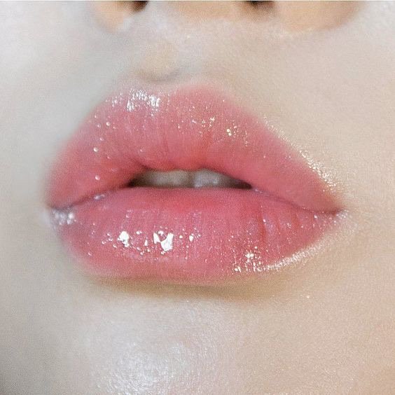 Want natural, fuller looking lips? We offer multiple plumping and moisturizing services including Volbella, Juvederm, Restylane and Refyne. To see which service is best for you, visit: bit.ly/2THgkWG! 👄✨ #DrSamolitis