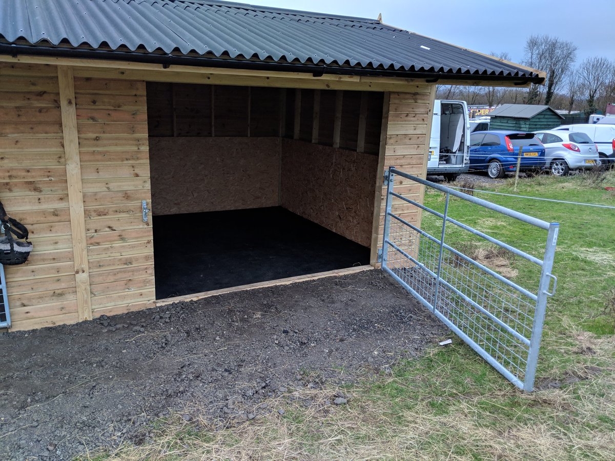 One field shelter all ready for the cold weather we fitted to a hardcore base that the coustomer had wacker plated. More happy customers. #premiumstablemats #equestrian #fieldshelter #rubbermatting
