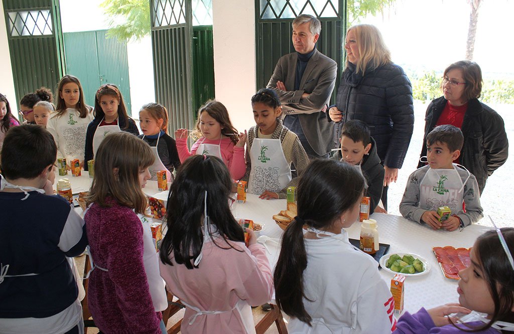 Alumnos de 3º de primaria del <a href="/cppfelipe/">CEIP Príncipe Felipe</a> nos visitan en una nueva jornada de #Lamesaestáservida en compañía de la alcaldesa de <a href="/aytomotril/">Ayuntamiento Motril</a> Flor Almón, la concejala de Educación, Mercedes Sánchez y el consejero delegado de <a href="/GrupoLCA/">GrupoLaCaña</a> Jesús García  bit.ly/2RSagNH