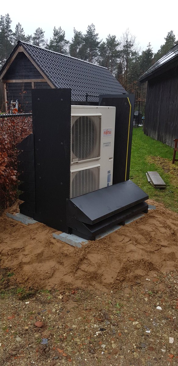 GeanloBM's tweet photo. Aanbrengen geluidsisolatie om warmtepomp #projectwoesterweg https://t.co/oGiZD7vAPz