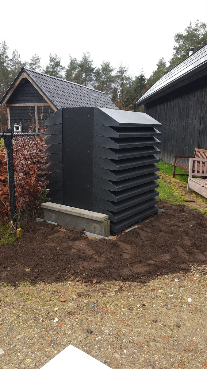 GeanloBM's tweet photo. Aanbrengen geluidsisolatie om warmtepomp #projectwoesterweg https://t.co/oGiZD7vAPz