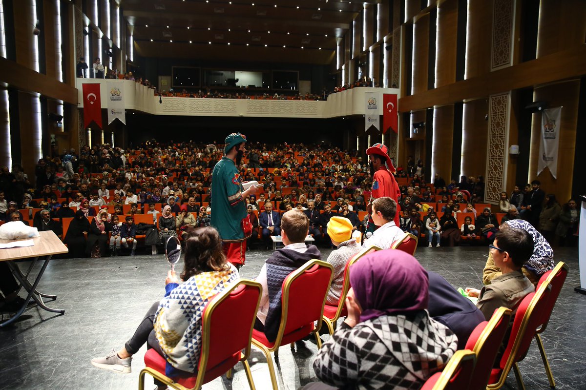 esenlerbelediye's tweet photo. Cahit Zarifoğlu Gençlik, Bilgi ve Hikmet Evimizin Yarıyıl Şenliği programı Belediye Başkanımız @tevfikgoksu ‘nun katılımlarıyla gerçekleşti. ESGEV’lerimizde eğitim gören tüm öğrencilerimize iyi tatiller dileriz.
#BizBüyükBirAileyiz https://t.co/rsoh5SjuWg
