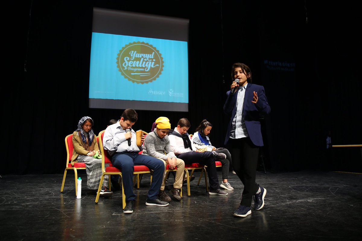 esenlerbelediye's tweet photo. Cahit Zarifoğlu Gençlik, Bilgi ve Hikmet Evimizin Yarıyıl Şenliği programı Belediye Başkanımız @tevfikgoksu ‘nun katılımlarıyla gerçekleşti. ESGEV’lerimizde eğitim gören tüm öğrencilerimize iyi tatiller dileriz.
#BizBüyükBirAileyiz https://t.co/rsoh5SjuWg
