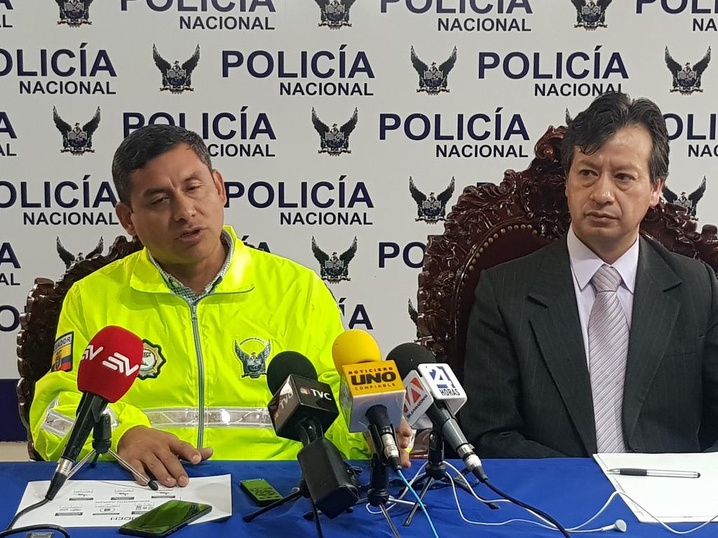 GoberCarchi's tweet photo. RUEDA DE PRENSA| El Jefe de la #UIDH, Telmo Betancurt, informó que mediante operativo conjunto con @FiscaliaEcuador, realizado en Tulcán la madrugada de hoy se logró detener a 6 personas y 10 vehículos dedicados a delitos hidrocarburíferos en la modalidad "hormigueo". https://t.co/sBSyDAHG9E