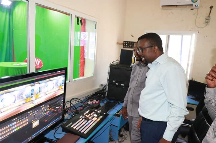 MohamudNadif's tweet photo. GS @NUSOJofficial sir @OmarFarukOsman today visit the Centre of Puntland Tv &amp; Radio in Garowe,Omar &amp; his delegation they take a conference the Director of PLTV Jamal &amp; VM of Information Abdirizak, both sides they discuss haw to develop &amp; improve knowledge &amp; skill of journalists. https://t.co/GkMfSHmrnn