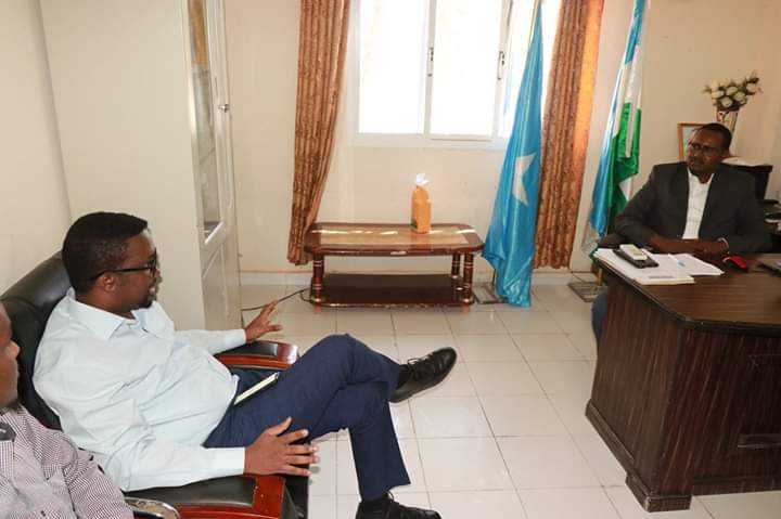 MohamudNadif's tweet photo. GS @NUSOJofficial sir @OmarFarukOsman today visit the Centre of Puntland Tv &amp; Radio in Garowe,Omar &amp; his delegation they take a conference the Director of PLTV Jamal &amp; VM of Information Abdirizak, both sides they discuss haw to develop &amp; improve knowledge &amp; skill of journalists. https://t.co/GkMfSHmrnn