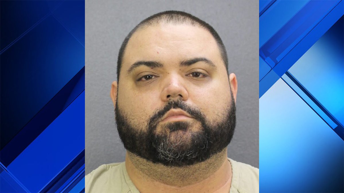 Private school employee arrested on child pornography charges bit.ly/2sv4KlU?utm_so… https://t.co/0b4bZERR9E