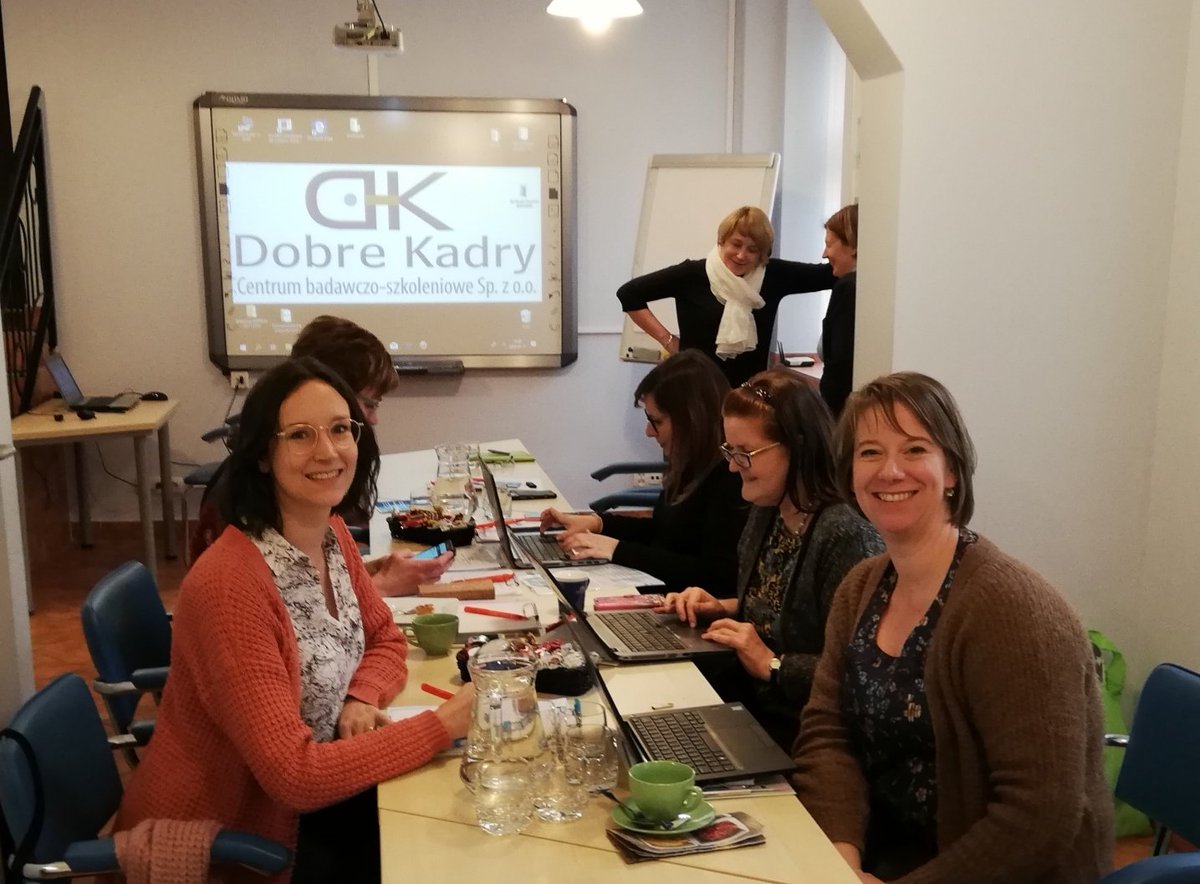 gezinswetensch's tweet photo. Greetings from Wroclaw, Poland! Collega's Miet Timmers en Eline Mechels ontmoeten hun int. partners uit Polen, Finland en Spanje en bespreken het ESF project Time4Help, en hoe ons project over de #sandwichgeneratie daaraan kan bijdragen.
Meer info: https://t.co/E9SZSMhCZN https://t.co/lpmeEfz7KH