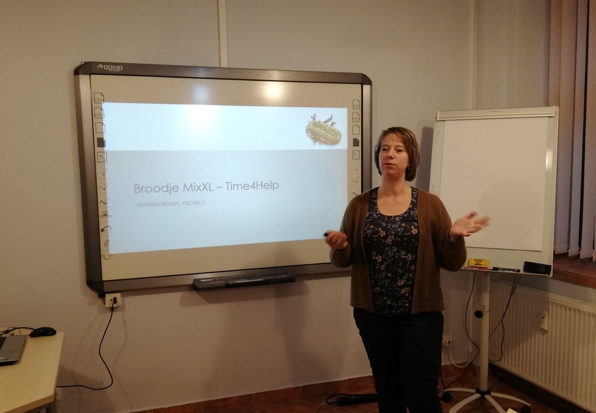 gezinswetensch's tweet photo. Greetings from Wroclaw, Poland! Collega's Miet Timmers en Eline Mechels ontmoeten hun int. partners uit Polen, Finland en Spanje en bespreken het ESF project Time4Help, en hoe ons project over de #sandwichgeneratie daaraan kan bijdragen.
Meer info: https://t.co/E9SZSMhCZN https://t.co/lpmeEfz7KH