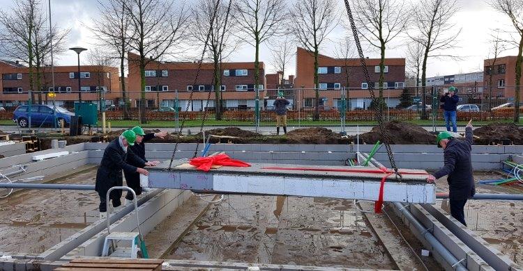 RentreeDeventer's tweet photo. Feest! Start bouw gevierd van nieuwe woningen in 'De Groene Ring' in de Vijfhoek, samen met omwonenden, Salverda, @DeventerGem, @19hetatelier en de @loohuisgroep. Op naar 48 gasloze woningen die, als alles volgens planning verloopt eind 2019 klaar zijn! https://t.co/NWEw0K83HK