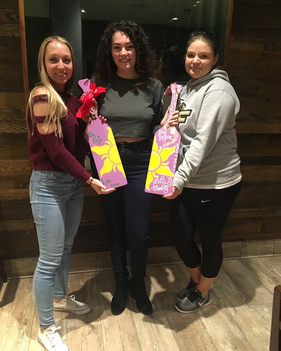 APO_PsiOmega's tweet photo. We had a paddle exchange yesterday! Jordan and Lindsey surprised their Big with their lovely coordinated paddles. We’re so glad to see Bryce receiving these beautiful paddles! ☀️🐄 #paddleexchange #bigandlittles #alphaphiomega #spring2019 https://t.co/qaB65pZTjJ