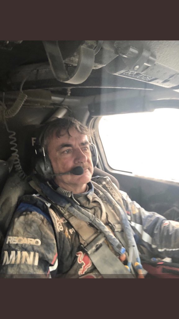 Carlossainz55's tweet photo. Se podria haber retirado el año pasado, se podria haber retirado en 3 ocasiones en este @dakar pero decidió seguir y enncima va a y gana la ultima etapa, por que? Por que hace lo que le gusta y... los tiene bien puestos!! Jajaja enhorabuena papá! @CSainz_oficial https://t.co/Ate8UtJwfP