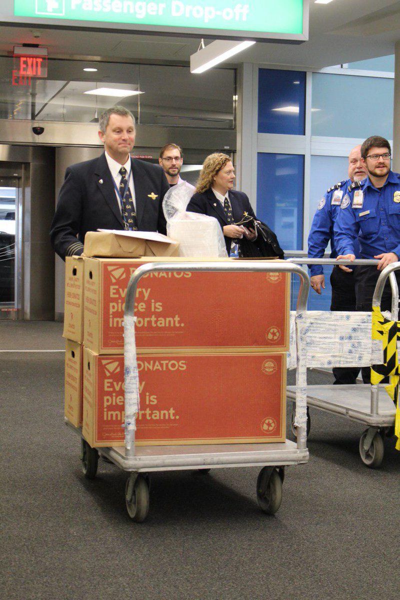 NJASAP's tweet photo. NJASAP, in partnership with @NetJets &amp; @Donatos, expressed their appreciation &amp; extended support to the @ColumbusAirport @TSA officers by purchasing pizza for these airport security agents who have been working without pay throughout the federal government #shutdown. https://t.co/4WjbYSd9Ar