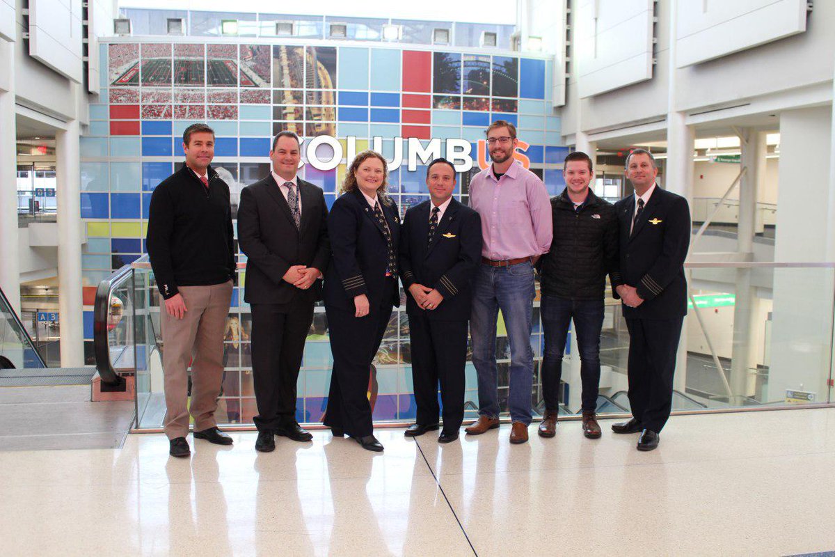 NJASAP's tweet photo. NJASAP, in partnership with @NetJets &amp; @Donatos, expressed their appreciation &amp; extended support to the @ColumbusAirport @TSA officers by purchasing pizza for these airport security agents who have been working without pay throughout the federal government #shutdown. https://t.co/4WjbYSd9Ar