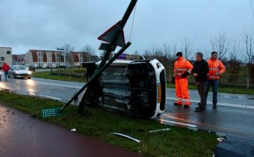 Automobiliste verliest macht over het stuur, auto kantelt na botsing met lantaarnpaal - bit.ly/2SZYU7Q - #Bolkensteeg #Dongen #Ongeval