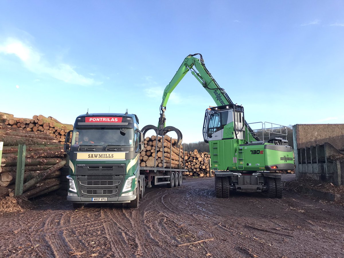 The big green log handling machine from <a href="/SENNEBOGEN_mk/">SENNEBOGEN - Move Big Things</a> <a href="/GreenMolson/">Molson Green</a> <a href="/molson_group/">Molson Equipment</a>