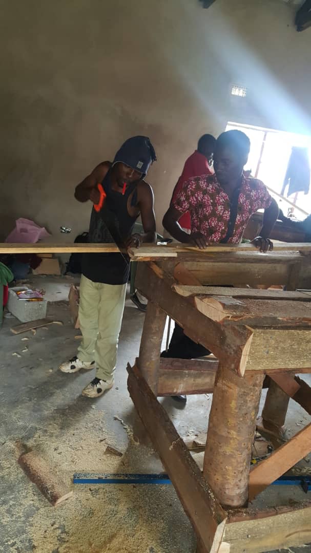 YEFI2's tweet photo. Bee-hive making in serenje. Under Zycala project that is running in Central province promoting conservation farming @YEFI2 @wwfzambia @GaiaEducation #Zambia #ConservationFarming https://t.co/Spw035YWi0