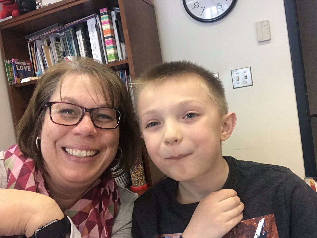 HarpoldSSW's tweet photo. Lunch with a great 2nd grader. #jbsrocks @MrsSteeno2 https://t.co/rrs3gKxfy6