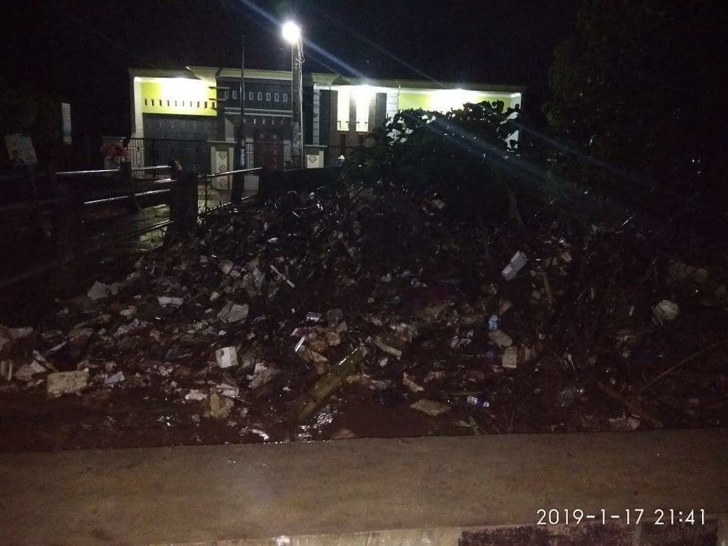 SekitarKudus's tweet photo. Ini benar sampah numpuk seperti ini? kali piji di kesambi?
#skinfo https://t.co/KtNqv2e3m1